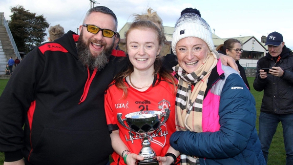 Leah Scholes with her mother Cathy and dad John in October 2019