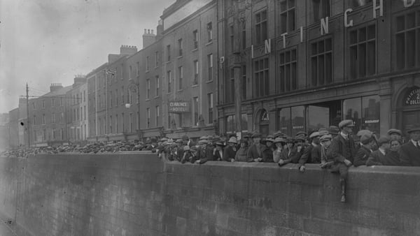 A crowd of Dubliners gather at the quayside to watch the siege of the Four Courts on the other side of the Liffey. Photo: Walshe/Topical Press Agency/Getty Images)