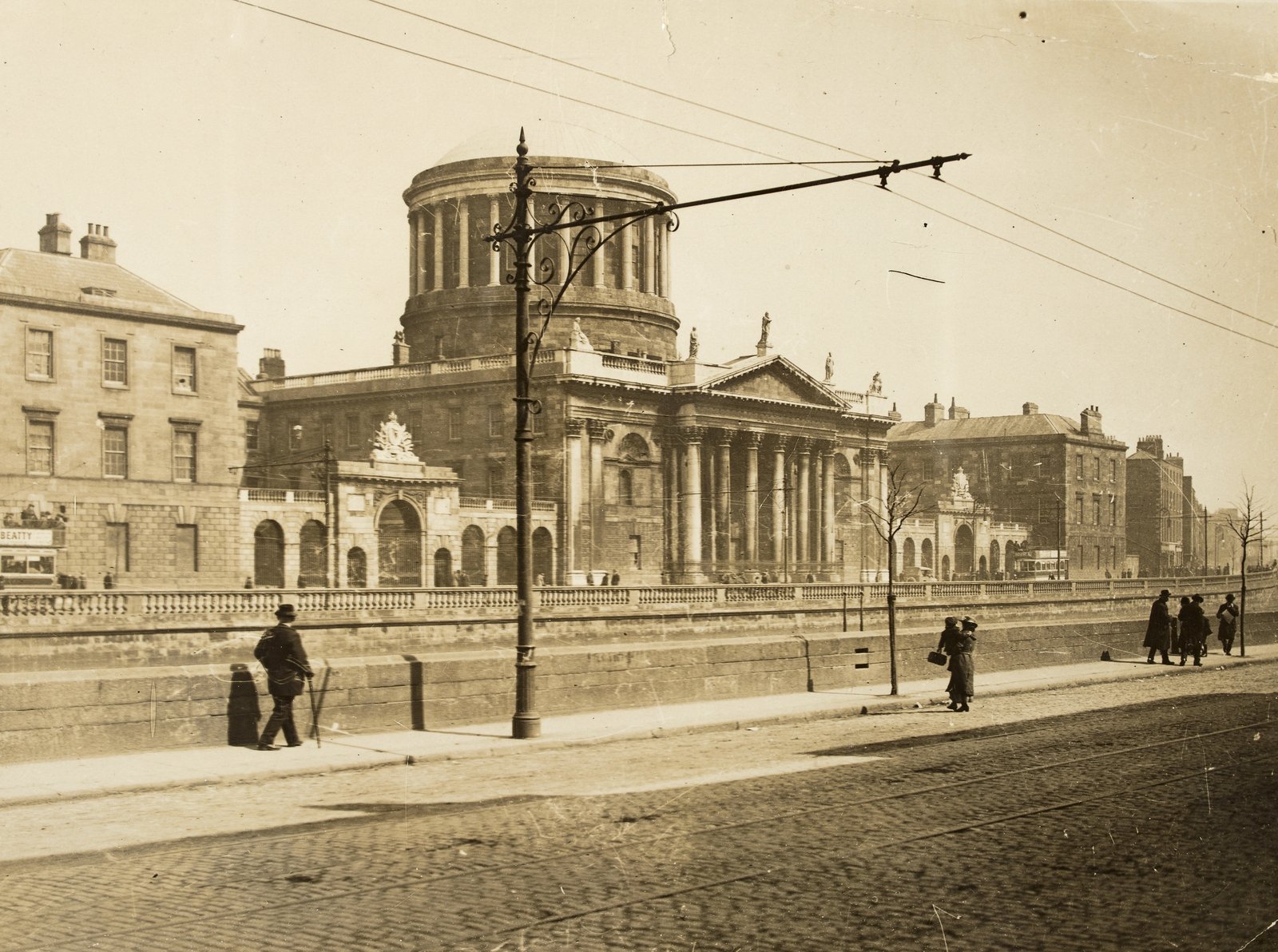 Image - The Four Courts, before its occupation by the anti-Treaty IRA (Credit: RTÉ Photographic Archive, the Cashman Collection)