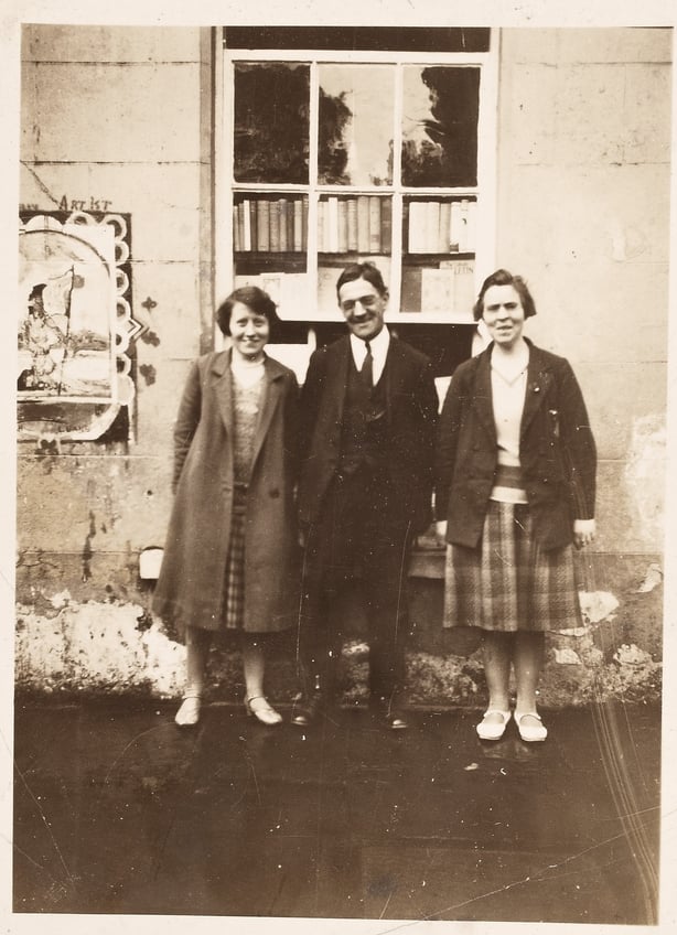 Joe Clarke, with (left) Florrie McCarthy and (right) Eithne Coyle