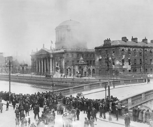 A crowd watches the burning of the Four Courts