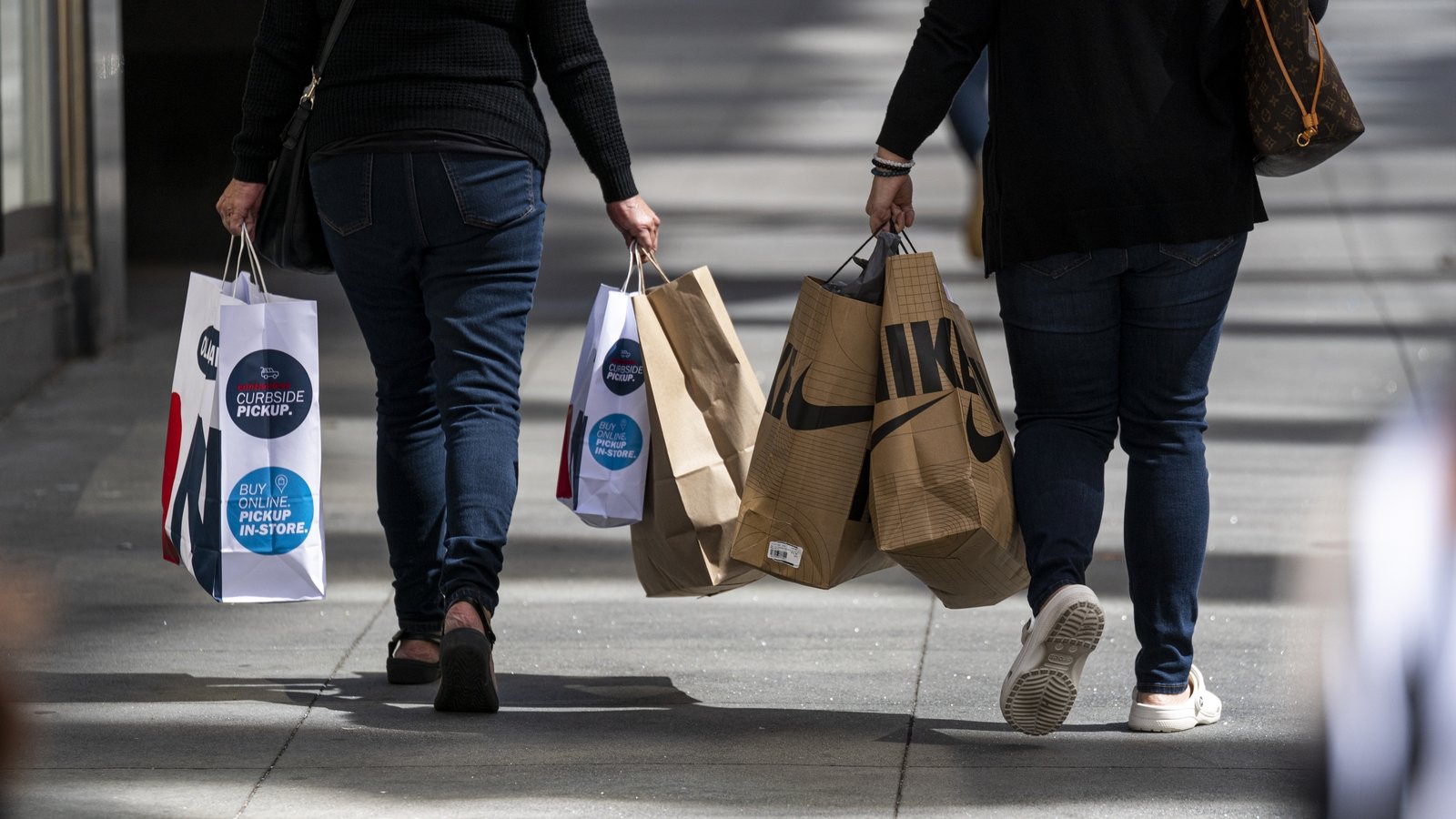 US Consumer Spending Rises Moderately, Inflation Rises