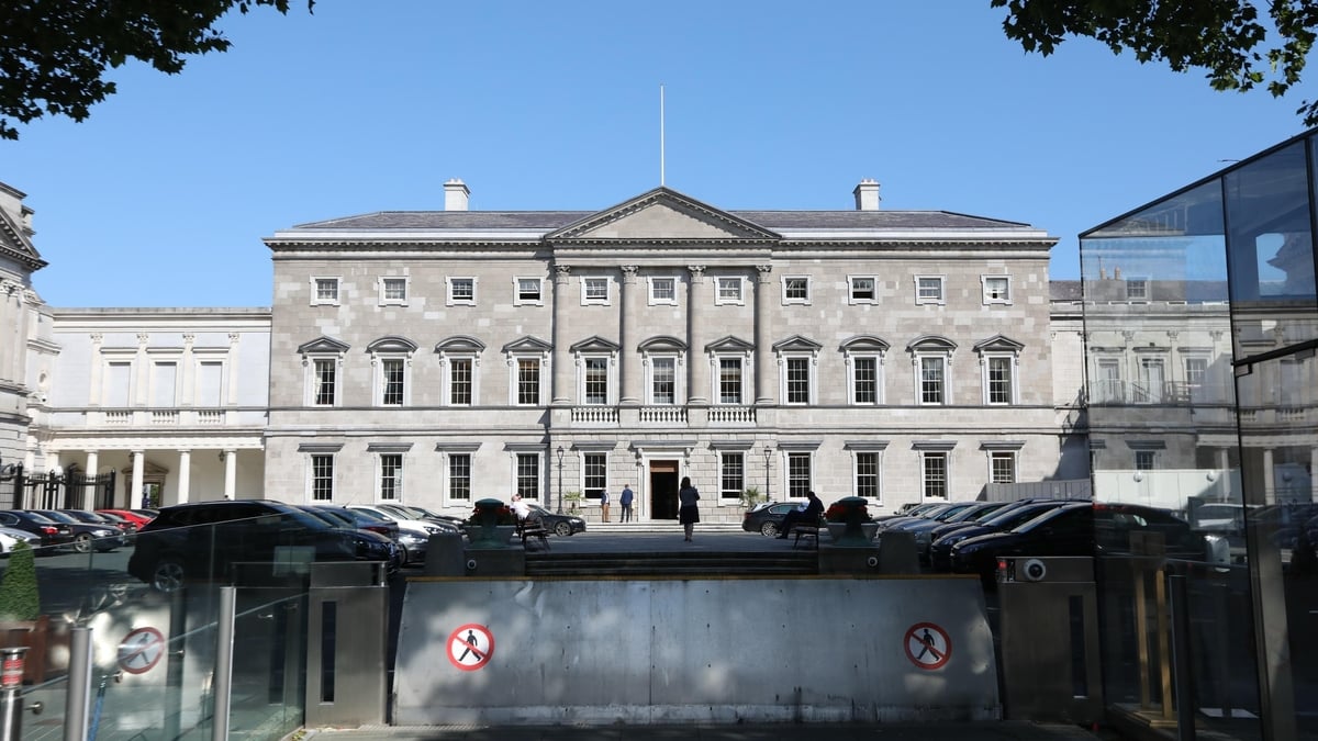 Tús Áite: Polaitíocht an Lae Tús Áite: Polaitíocht an Lae