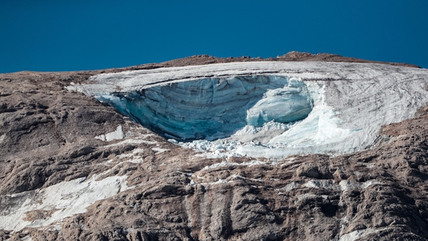 A huge mass of ice collapsed close to Punta Rocca yesterday, on the route usually used by hikers and climbers to reach the summit