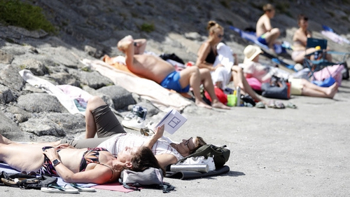 People relaxing during the good sunny weather at Seapoint in Dublin (Image: Rolling News)