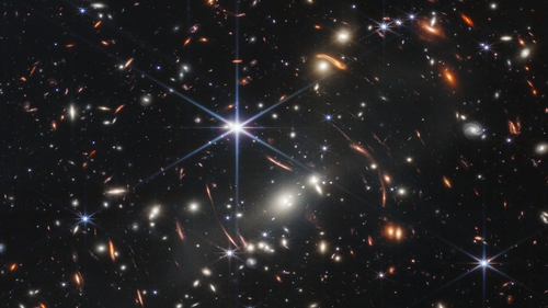 This image from the James Webb Space Telescope released on Juky 12th shows the galaxy cluster SMACS 0723 as it appeared 4.6 billion years ago. Photo: NASA, ESA, CSA, STScI