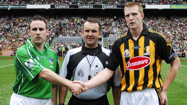 Limerick captain Damien Reale (L) shakes hands with Kilkenny captain Henry Shefflin in 2007