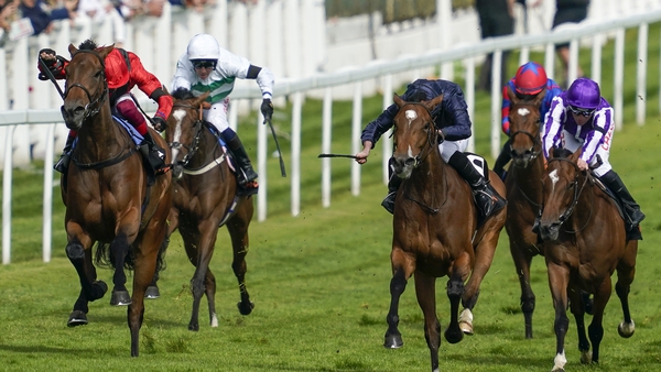 Emily Upjohn (l) was just touched off by Ryan Moore riding Tuesday (blue) in the Epsom Oaks