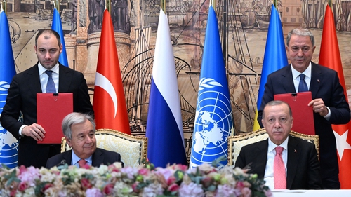 Ukrainian Infrastructure Minister Oleksandr Kubrakov (L), UN Secretary General Antonio Guterres (C-L), Turkish President Recep Tayyip Erdogan (C-R) and Turkish Defence Minister Hulusi Akar (R)