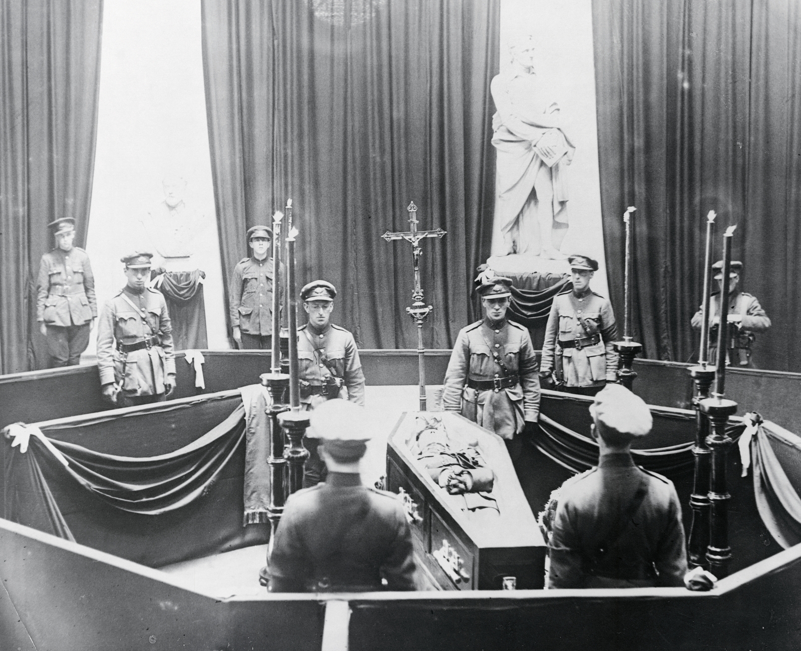 Image - The body of Michael Collins lies in state at City Hall, Dublin (Pic: Getty Images)