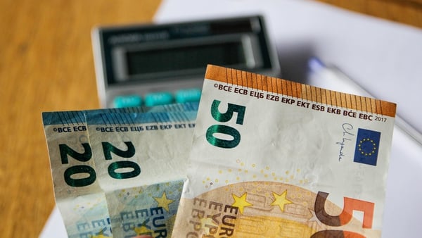The fuel allowance lump sum of €400 will kick in during the week commencing 14 November