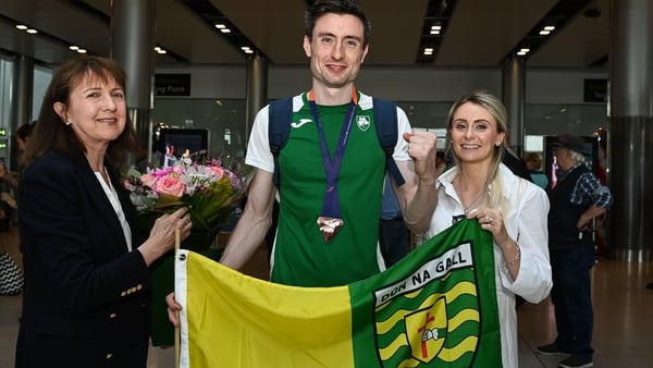 Mark English was welcomed home at Dublin Airport by his aunt Bernadette (L) and sister Michelle (R)