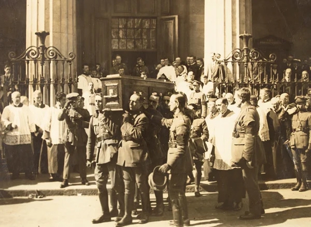 The coffin of the Michael Collins is taken from the Pro-Cathedral in Dublin following his funeral mass and prior to the interment at Glasnevin Cemetery. Photo: National Library of Ireland, 28 August1922