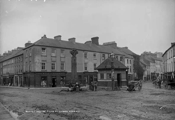 A view of the Market Square in Tuam ca. 1900 Photo: National Library of Ireland, LROY 06758