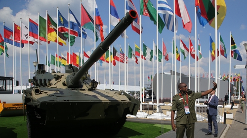 A military officer from Uganda poses for a selfie in front of an anti-tank gun during the International Military Technical Forum in Russia in August 2022. Photo: Getty Images