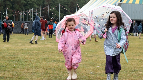 Sisters Grace, 5, and Emily O'Hare, 7, at Electric Picnic on a wet start to day two (Pic: Sam Boal/Rollingnews.ie)