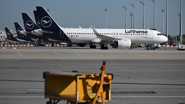 Lufthansa pilots are to receive an increase in their basic monthly pay of €490 each in two stages