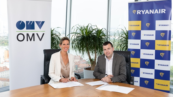 OMV's Nina Marczell and Ryanair's Thomas Fowler at the signing of the SAF deal