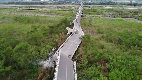 The 6.8 magnitude earthquake caused the Gaoliao Bridge in Hualien County to collapse (Pic: Zuola)