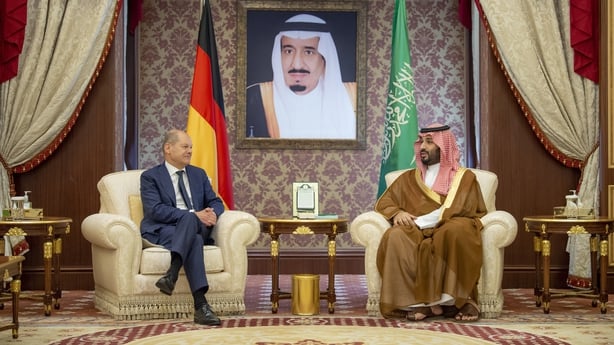 التقى الرئيس الألماني أولاف شولز ، الذي يقوم بجولة في دول الخليج ، ولي العهد الأمير محمد بن سلمان آل سعود في جدة بالمملكة العربية السعودية أمس.