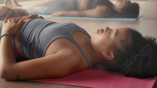 mujer haciendo yoga