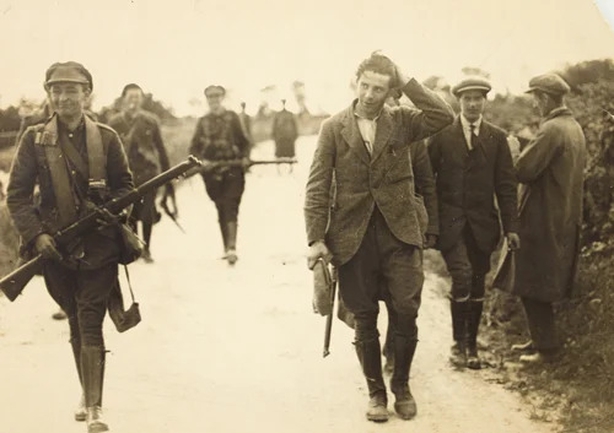 Anti-Treaty IRA Prisoner being escorted by National Army patrol in Kerry/West Limerick, 22 July 1922 Photo: National Library of Ireland, HOG106