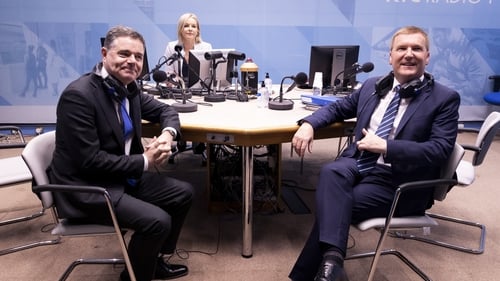 An tAire Donohue (ar chlé) agus an tAire McGrath ar chlár raidió anuraidh do Bhuiséad 2023