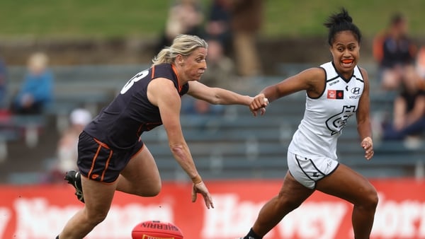 Cora Staunton of the Giants and Vaomua Laloifi of the Carlton Blues compete for the ball