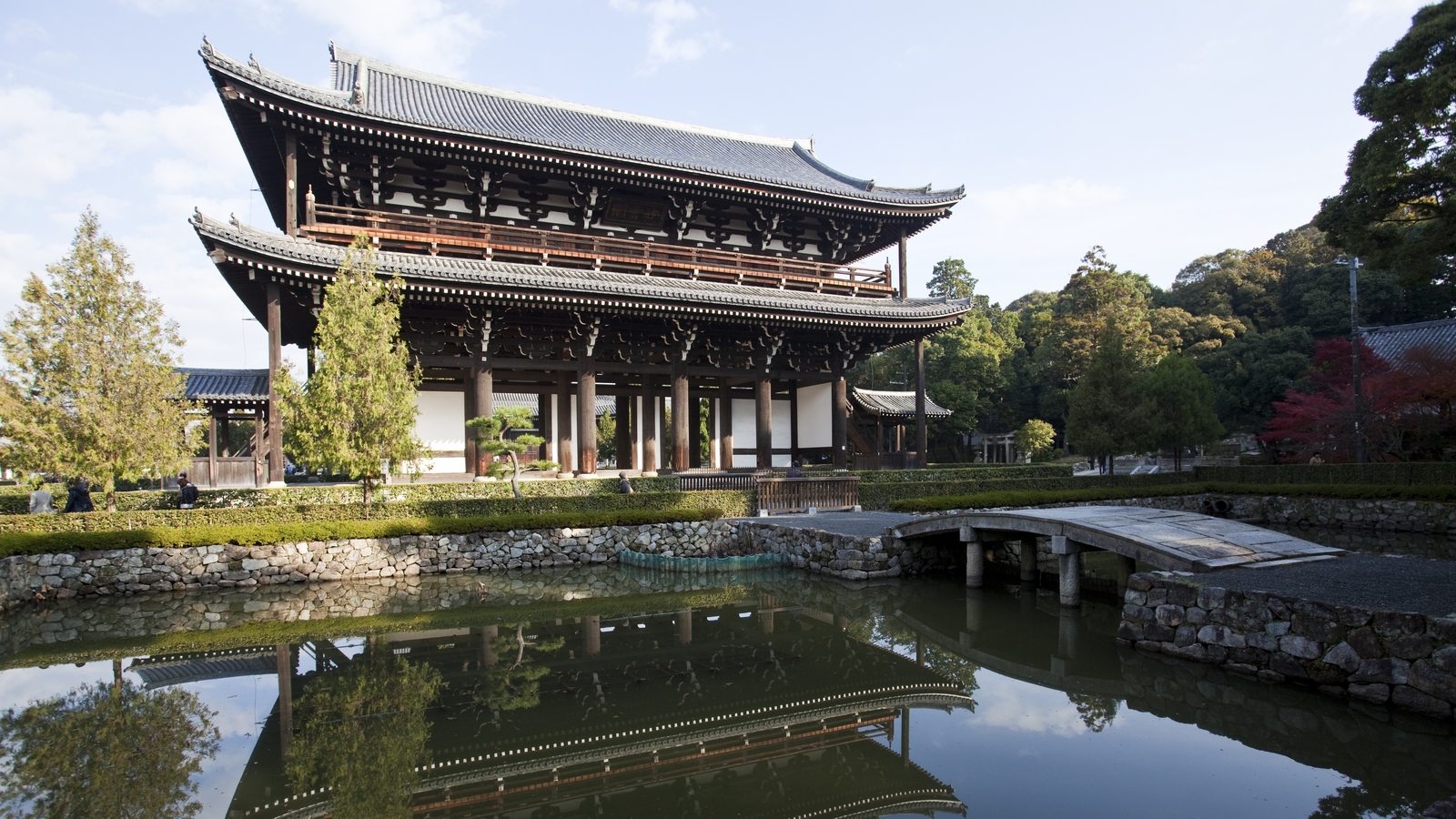 Rest vroom Japan's oldest toilet damaged in car crash