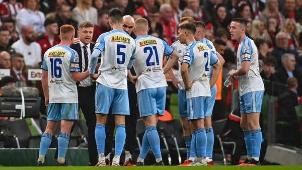 Damien Duff speaks with his players during a stoppage in the FAI Cup final