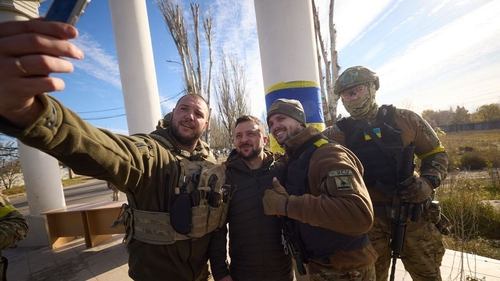 Ukrainian soldiers take a photo with Volodymyr Zelensky during his visit in Kherson in November 2022. Photo: Ukrainian Presidency/Handout/Anadolu Agency via Getty Images