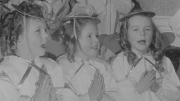 Children from the Civics Institute sing carols (1967)