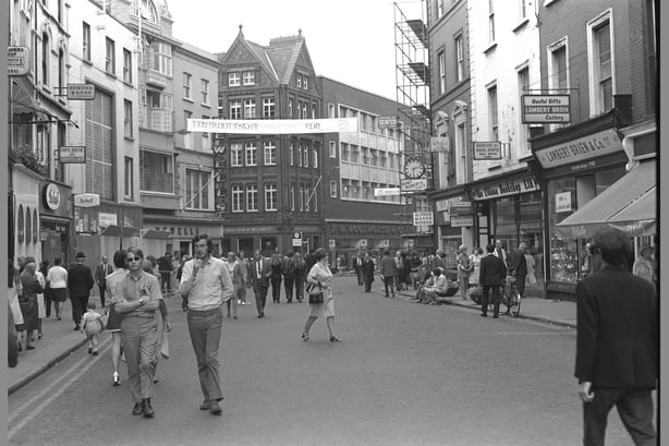 A black and white photo of Grafton Street in 1971