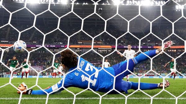 Robert Lewandowski watches on as Guillermo Ochoa saves his penalty in the Mexico v Poland World Cup clash