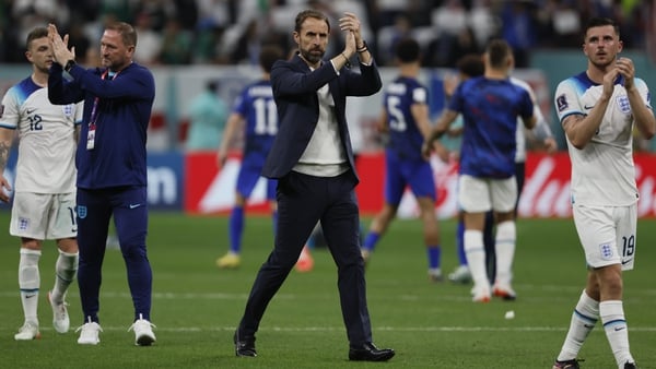 Gareth Southgate (C) applauds the fans after England's draw with the USA