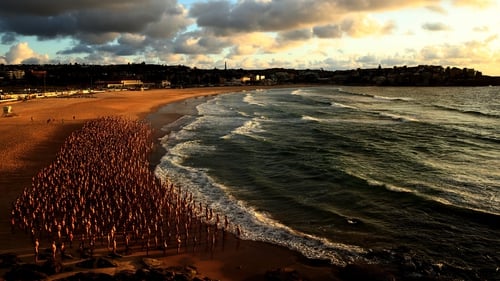 The 2,500 volunteers who posed naked on Bondi Beach represents the number of Australians who die from skin cancer every year.