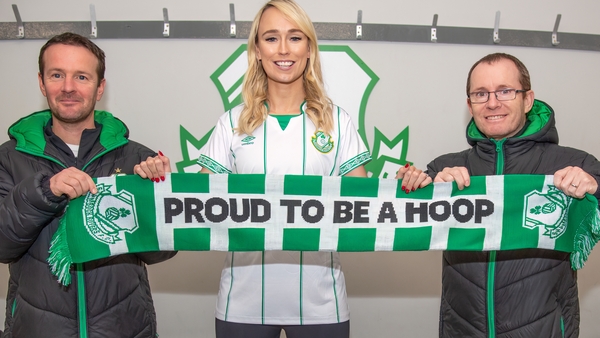 Manager Collie O'Neill (L) with Stephanie Roche and Shamrock Rovers head of women's football Jason Carey