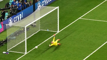 World Cup 2022: Long-range strike goal scored by France's Aurelien Tchouameni