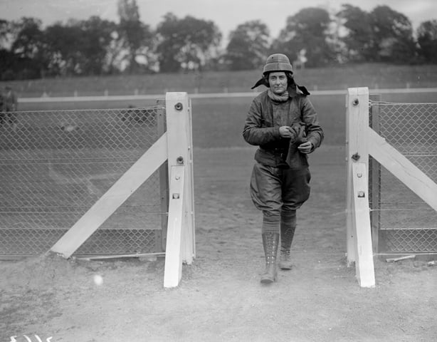 Black and white photo of Fay Taylour, a white woman, in 1920s motor racing clothes including goggles