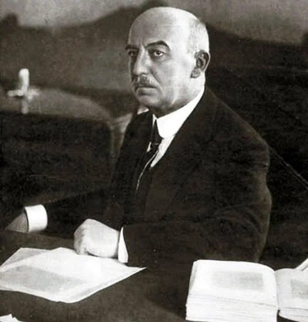 Gabriel Narutowicz in his office, just days before the assassination Photo: Official photo - Jerzy Rawicz, Doktor Łokietek i Tata Tasiemka, Czytelnik, Warszawa 1968