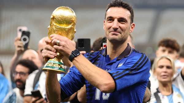 Lionel Scaloni celebrates with the World Cup trophy