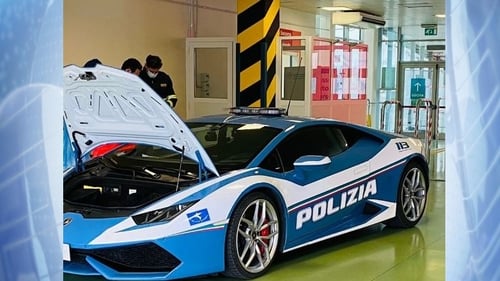 Italian police transport organs in Lamborghini supercar