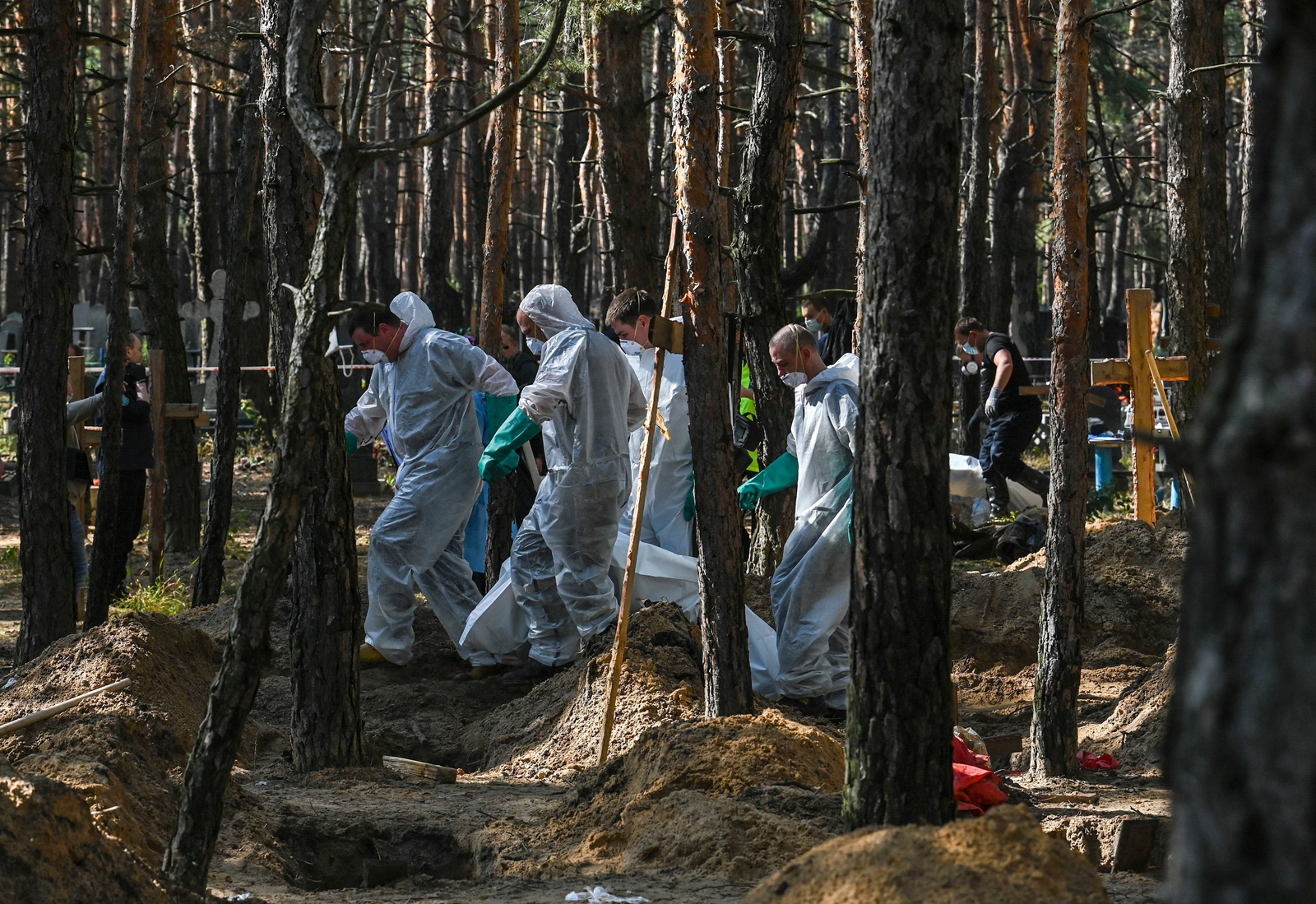 Image - Bodies exhumed at Izium mass grave (Juan Barreto/AFP via Getty)