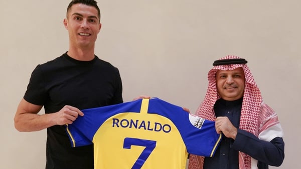 Cristiano Ronaldo posing with his new Al Nassr shirt and club chairman Musli Al Muammar(Pic: AlNassrFC_EN)