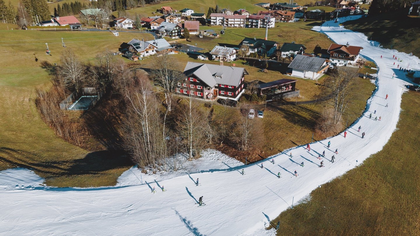 Empty ski slopes in Europe due to record temperatures