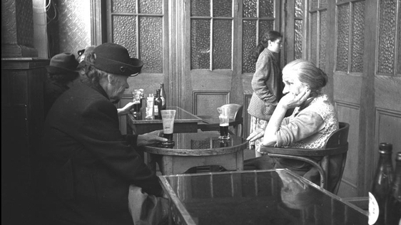 Pub interior, Usher's Quay, Dublin © RTÉ Photographic Archive 3012-055