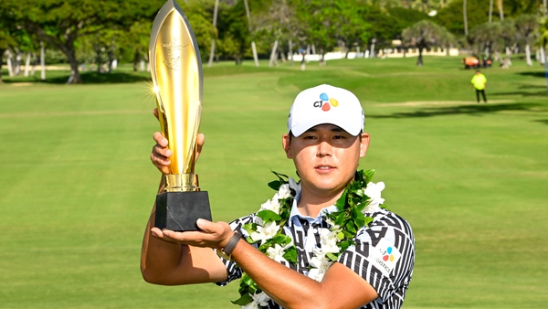 A couple of late birdies propelled Si Woo Kim to victory in Honolulu