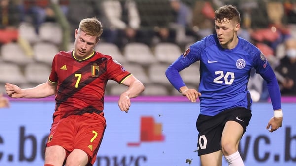 Markus Poom (R) in action against Belgium's Kevin de Bruyne