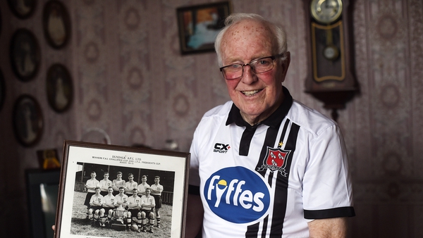 Joe Martin holding a photo of the Dundalk 1952 FAI Cup winning side