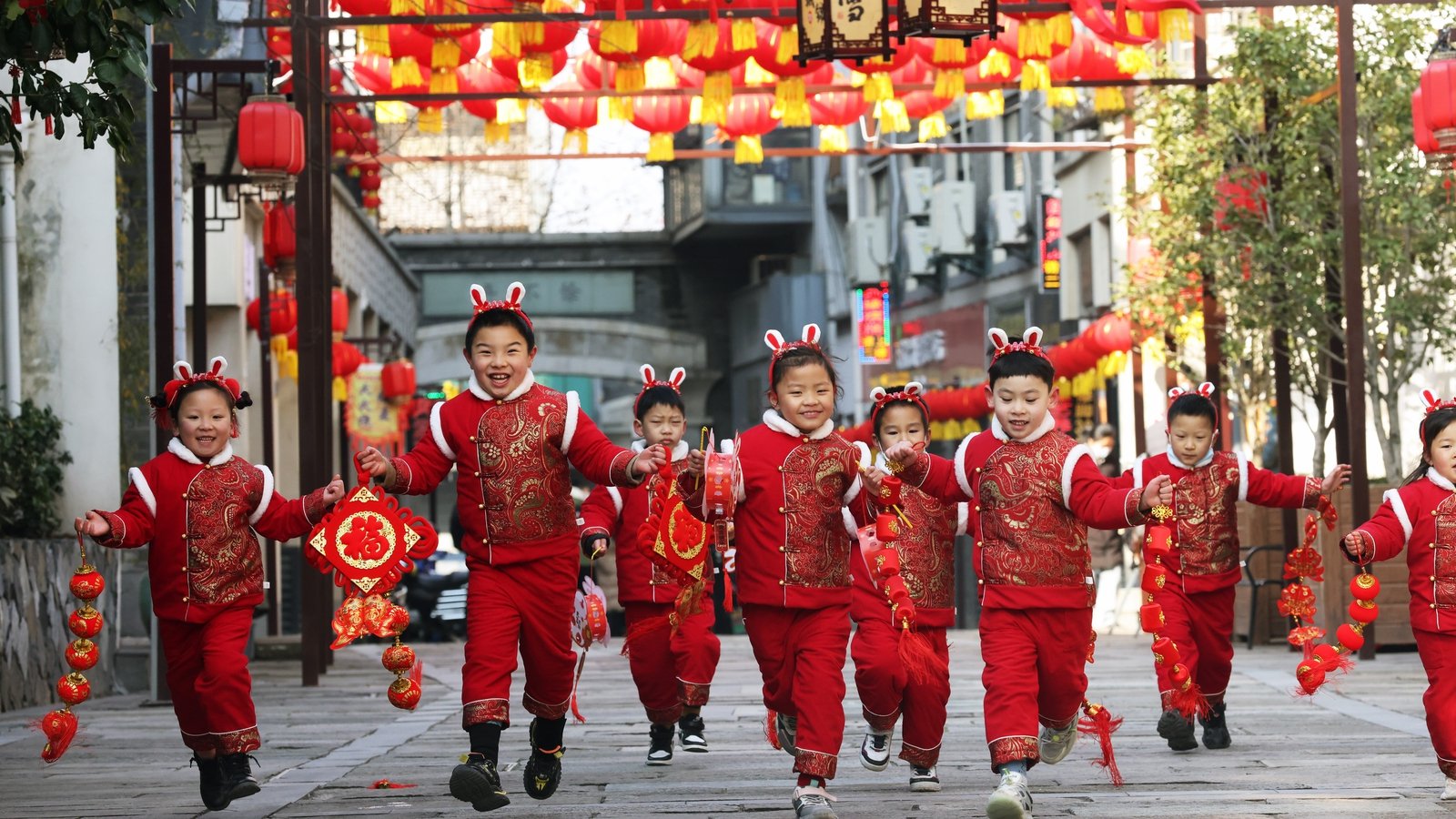 China's population shrinks for first time since 1961